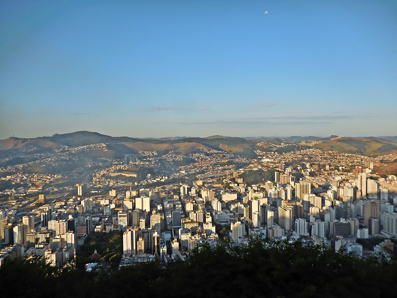 Vista do centro de Juiz de Fora, Minas Gerais, a partir do Morro do Imperador, com prédios e morros ao fundo